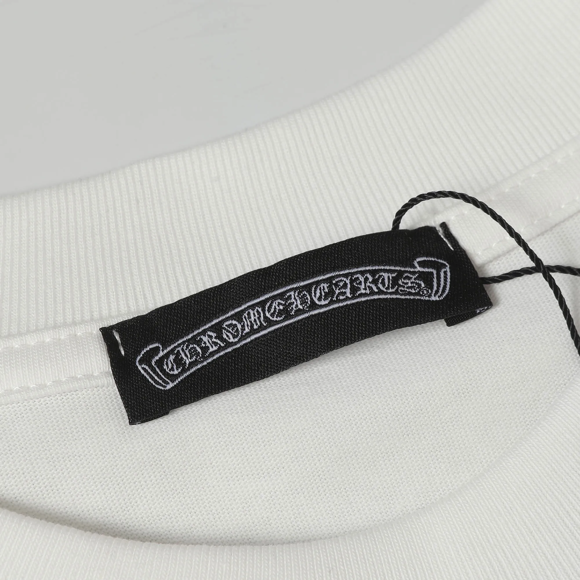 🅿️170 CHROME HEARTS/Chrome Heart CH Sanskrit printed short-sleeved T-shirt The fabric is made of 280g heavy combed cotton, customized with 32 count 1*1 threads, and washed twice for ready-to-wear. The fabric is comfortable and skin-friendly without any strange feeling. Custom-dyed fabric, with high textile density, good drape, and not easy to deform. The thick texture and tight spinning process will not affect the breathability of the fabric. The color saturation is very high. Imported digital direct-injection printing technology. A versatile and good-looking short-sleeve. The loose version covers the flesh and makes you look slimmer. It is the same style for men and women. It has three complete standards. Color: Black-White Size: XS-L
